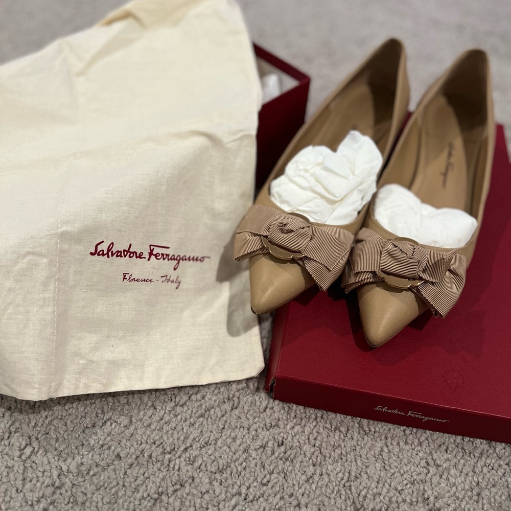 SALVATORE FERRAGAMO Talla 20 Beige Leather Pointed Flats Women's Size 9 - Picture 7 of 10